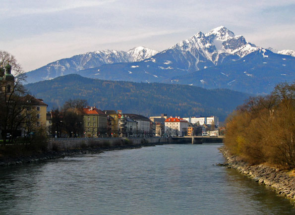 Инсбрук на фоне гор, Австрия