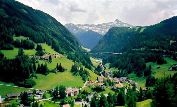 Селение в горах, Тироль, Австрия